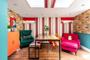 Vibrant Kensington Flat with Garden Bar