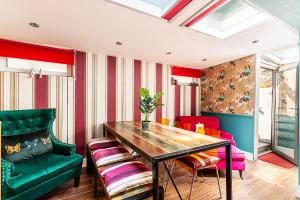 Vibrant Kensington Flat with Garden Bar