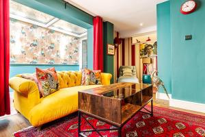 Vibrant Kensington Flat with Garden Bar