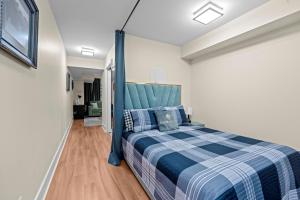 Classy 1-Bedroom & Den Condo in Heart of Downtown