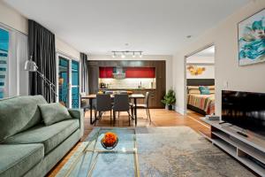 Classy 1-Bedroom & Den Condo in Heart of Downtown