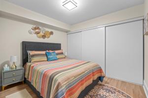 Classy 1-Bedroom & Den Condo in Heart of Downtown