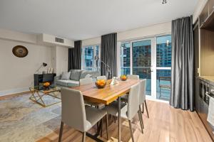 Classy 1-Bedroom & Den Condo in Heart of Downtown