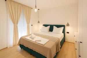 Olive & Wave Apartments- one minute to the beach