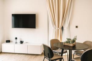 Olive & Wave Apartments- one minute to the beach