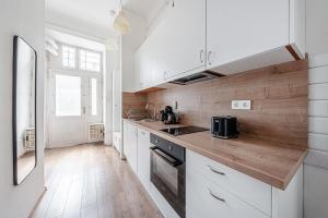 Karaván Courtyard Escape AC, Smart TV, Central Location