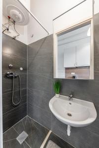 Karaván Courtyard Escape AC, Smart TV, Central Location