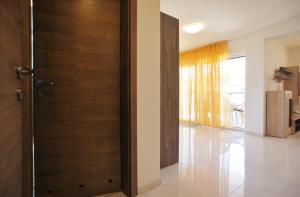 Spacious apartment sleeps 4 by the beach