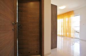 Spacious apartment sleeps 4 by the beach