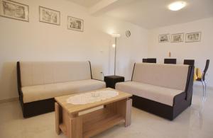 Spacious apartment sleeps 4 by the beach