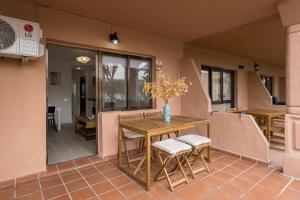 Home2Book Charming Apt Poolside Retreat