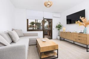 Home2Book Charming Apt Poolside Retreat