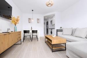 Home2Book Charming Apt Poolside Retreat