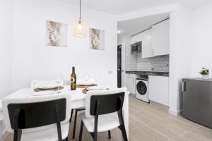 Home2Book Charming Apt Poolside Retreat