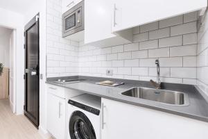 Home2Book Charming Apt Poolside Retreat