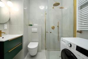 Dark Green Apartment in Wrocław Center with Desk and Balcony by Noclegi Renters