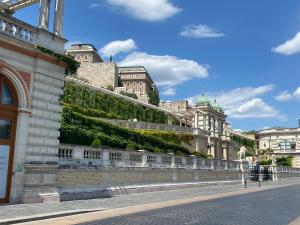 Chain Bridge Apartman