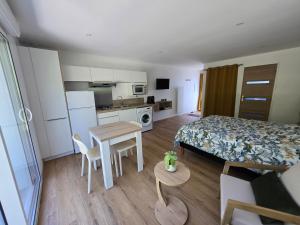 Maisons de vacances Le rouliot : Maison 1 Chambre