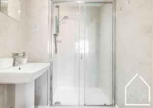 Beautiful 5 Bedroom Home in the City Centre with gated parking