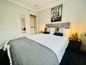 Spacious 6 Bedroom House Basildon with Free Parking for Contractors and Business - Free Parking l sleeps 12