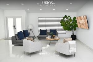 Luxurious Home with BBQ, Hot Tub, Heated Pool & Wifi - L36