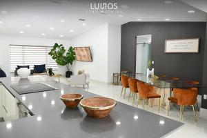 Luxurious Home with BBQ, Hot Tub, Heated Pool & Wifi - L36