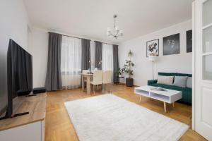 Spacious 4-Bedroom Apartment by Noclegi Renters