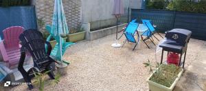 Appartements appartement bien equipe 2 chambres lit 2 place, plus canape lit, 5 personnes, terrasse bien equipe, planchas, parking gratuit sur place, a proximite de tout commerce et de cure thermal, Cadarache ,Forcalquier, gorge du verdon , Moustier, montagne de Lure : photos des chambres