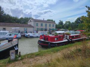 B&B / Chambres d'hotes Sejour Ressourcant a l-Ancienne Poste - Occitanie : photos des chambres