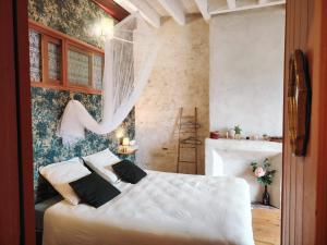 B&B / Chambres d'hotes Sejour Ressourcant a l-Ancienne Poste - Occitanie : photos des chambres