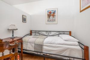 One Bedroom Apartment with Balcony in Poznan by Noclegi Renters