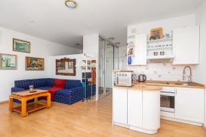 One Bedroom Apartment with Balcony in Poznan by Noclegi Renters
