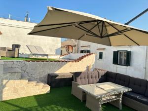 Cozy Sea View Flat with Private 83 sq Rooftop, Balcony, and BBQ in the Old Town