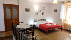 340 mt da San Carlo Acutis, LA SUITE DI SANTA CHIARA, 6 ospiti, Idromassaggio e Doccia, Piano Terra 2 ingressi 2 camere 2 bagni, Spazioso, Perfetto - La nostra Forza è Presenza Live 24-7, MyAssisiSuite, più di un semplice Appartamento - MÓWIMY PO POLSKU