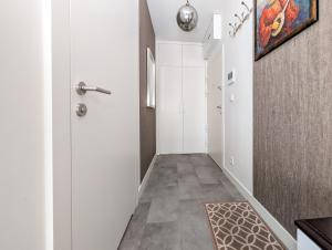 Riverside Modern Studio by BookingHost