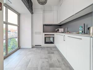 Riverside Modern Studio by BookingHost