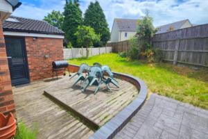 Woodcote House, 4 large bedrooms, close to WV1, JLR, M54