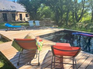 Maisons d'hotes Les Caminols : Chambre Lit King-Size - Vue sur Piscine 