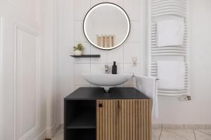 6 P Apartment, Central, Fast Internet, Work Station, Family & Group Friendly, Washer, Kitchen