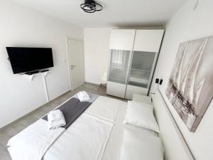 Perfectly located Cherry stone house