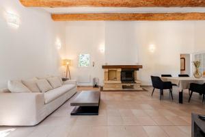 Gordes Villa avec piscine chauffée et privée , jacuzzi et pétanque calme