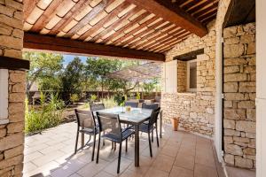 Villas Villa avec piscine privee , jacuzzi et petanque - calme a Gordes : photos des chambres