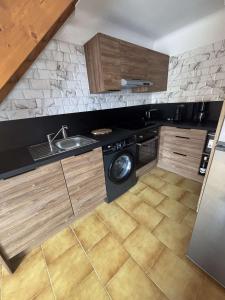 Appartement trois pièces climatisé avec terrasse- AR021-034