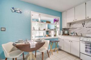 Walk to Dining and Sand! St Pete Beach Apartment