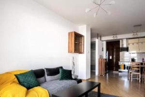 Close-Urban Chic - One Bedroom Apartment - Luxury Warsaw Stays- Platinum Towers&606