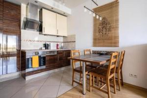 Urban Chic - One Bedroom Apartment - Luxury Warsaw Stays- Platinum Towers&606
