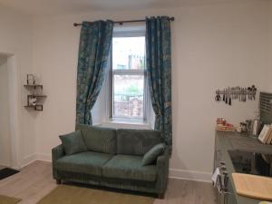 Modern Two-Bedroom Apartment Near River with Free Parking & WiFi