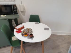 Modern Two-Bedroom Apartment Near River with Free Parking & WiFi