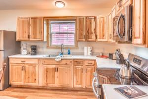 The Hummingbird Hideout Cabin Near Bryson City and Cherokee