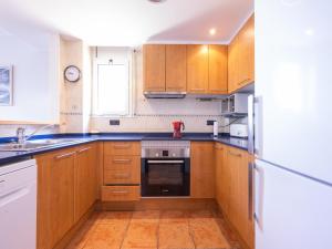 Ref. CLOTA MAR: Amplio piso con vistas al mar, piscina y parking a 150 metros de la playa - ES-325-44